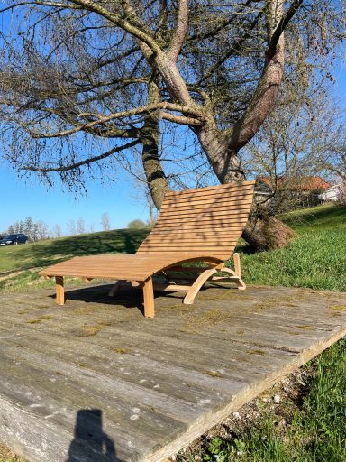 Ergonomisch geformte Holzliegen