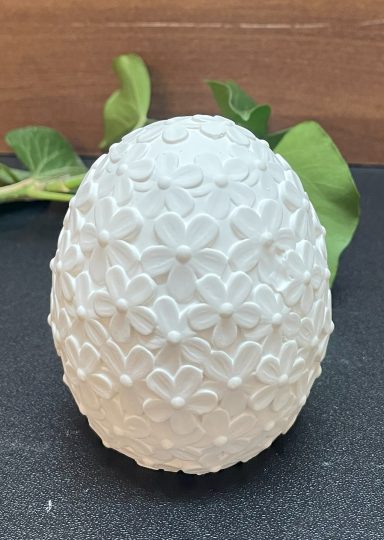 Blumenverziertes Ei